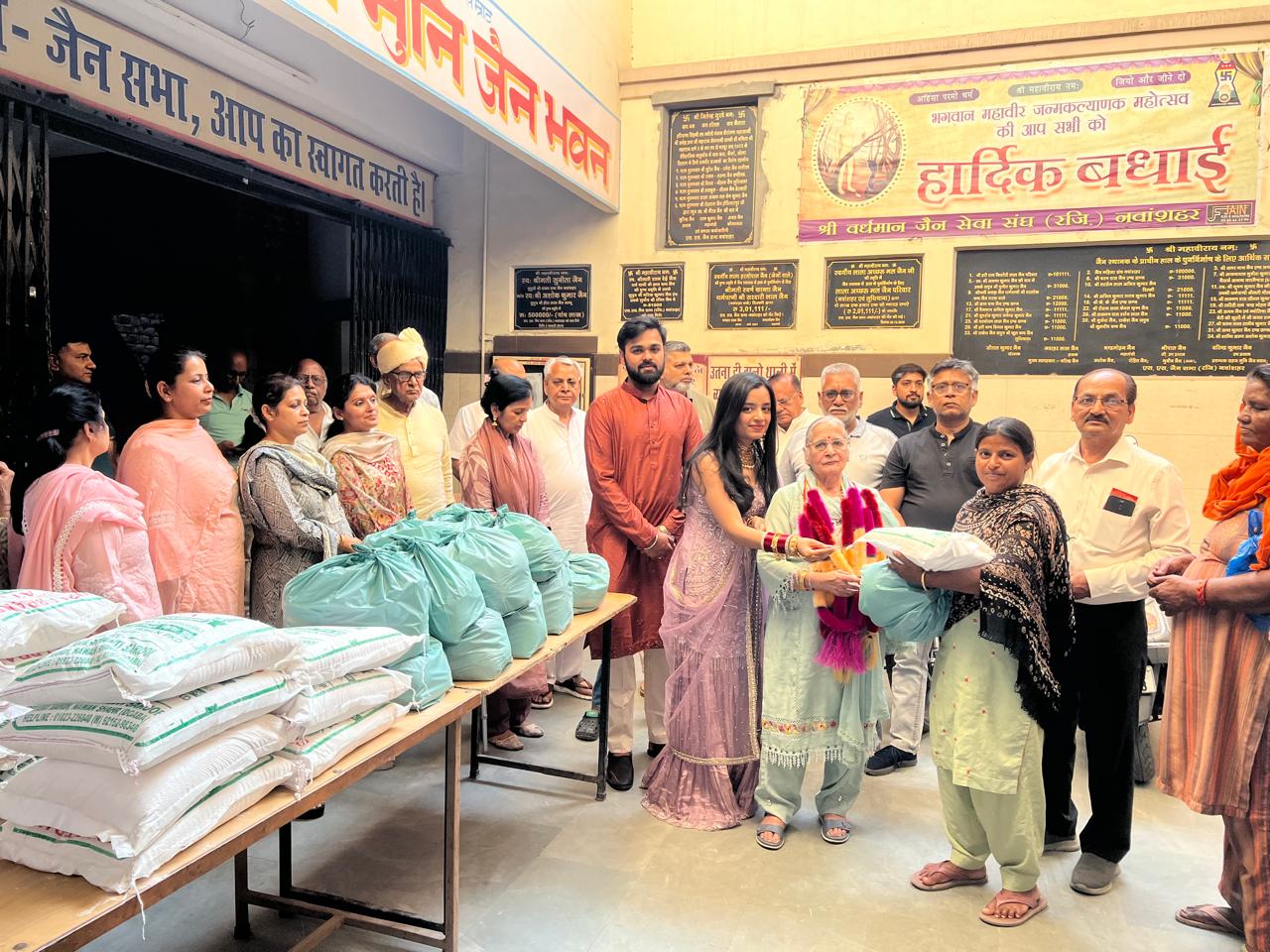 On the occasion of the marriage of Jatin Jain and Diksha, the family distributed ration to the needy.